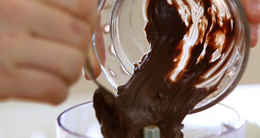 1. Этап. Шоколадно-банановое мороженое: 3. Массу взбейте до получения единой консистенции. Потом переложите её в форму для морозилки.