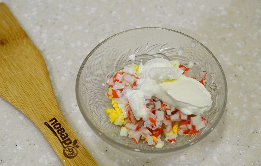 1. Этап. Закуска Колокольчики: 4. Добавьте сметану, посолите.