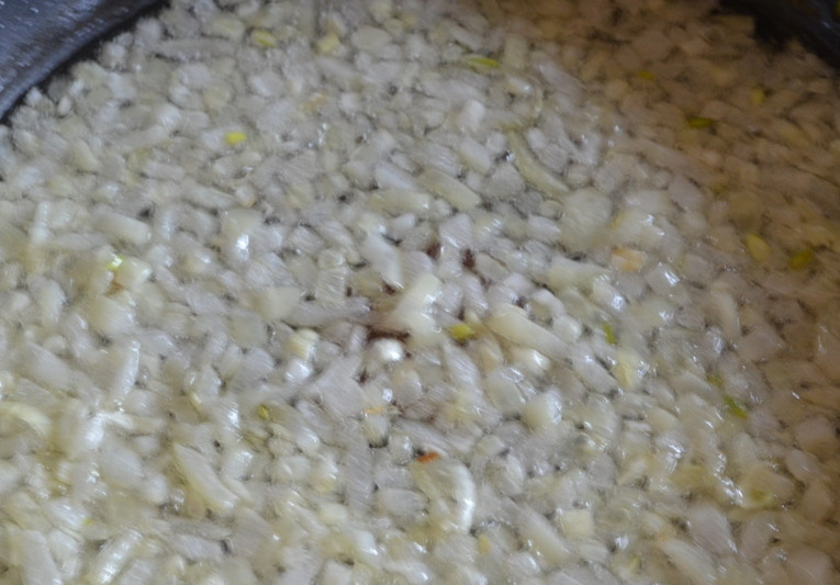 1. Этап. Сырный суп с морепродуктами: На сковороде пассеруйте лук на масле до прозрачности. Добавьте к нему морковь, готовьте ещё 10 минут.