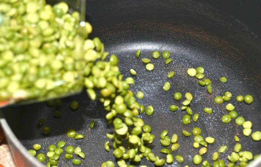 1. Этап. Очень простой гороховый суп: 1. Пересыпьте горох в кастрюлю, в которой будете варить суп.