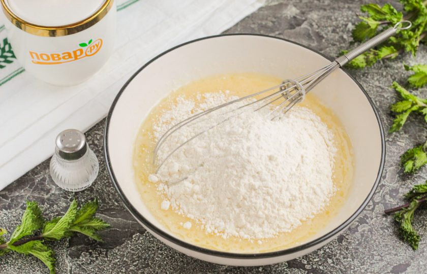 1. Этап. Печенье с клубникой и шоколадом: Всыпьте пшеничную муку высшего сорта и разрыхлитель. Аккуратно вмешайте их в жидкую основу. Тесто должно получиться вязким.