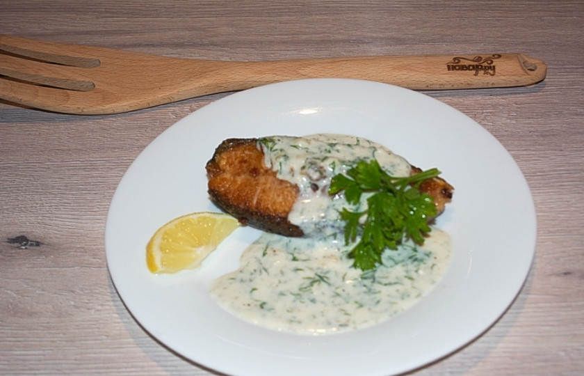 1. Этап. Рыба под соусом: На тарелку выложите обжаренную рыбку. Полейте соусом.