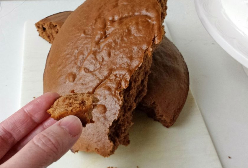 1. Этап. Бисквитный торт Графские развалины: 17. Коричневый бисквитный корж разламываю на небольшие кусочки, каждый из них окунаю в остатки крема.