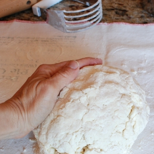 1. Этап. Английское печенье: Перекладываем смесь на присыпанную мукой рабочую поверхность и замешиваем тесто.