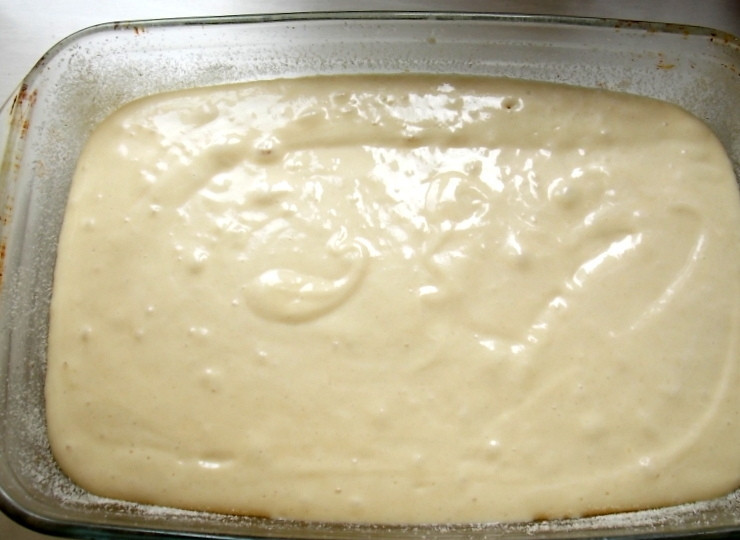 1. Этап. Быстрый пирог с абрикосами: Смажьте форму для запекания (размером 25*16) маслом, присыпьте мукой. Выложите тесто, разровняйте.