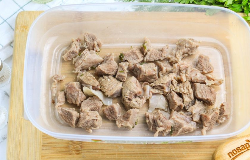 1. Этап. Плов в пароварке: После пропаривания попробуйте мясо на вкус. Оно уменьшится в размерах примерно вдвое — это нормально. Помните, что мясо еще будет готовиться с рисом.