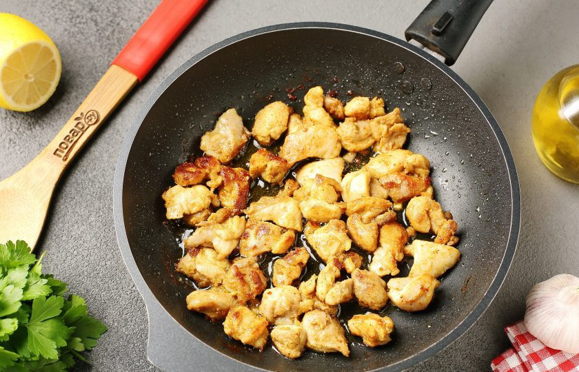 1. Этап. Спагетти с курицей и помидорами черри: В сковороде разогрейте масло, выложите куриное филе и на среднем огне, периодически помешивая, обжарьте до полной готовности.