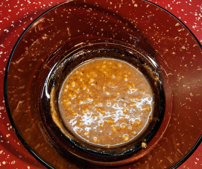 1. Этап. Кета с брокколи: Начинаем подготовку с соуса. Кладем в миску горчицу. Лучше использовать горчицу домашнего приготовления. Она сильно отличается от магазинной в лучшую сторону. Также можно доложить по желанию горчичные зернышки. Чеснок мелко рубим, либо выдавливаем в чеснокодавке и кладем в миску. Докладываем мед (лучше жидкий). Солим, перчим. Можно добавить соевого соуса или красного вина.