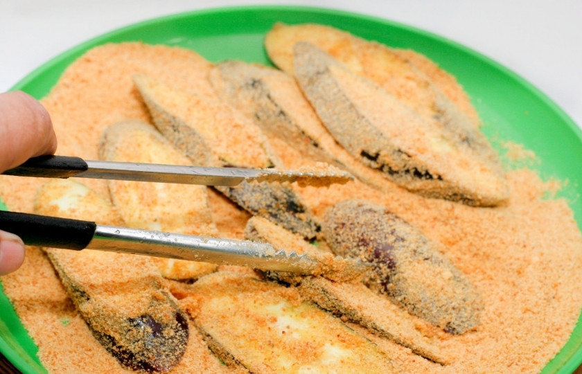 1. Этап. Баклажаны фри: Затем изваляйте баклажаны в панировочных сухарях.