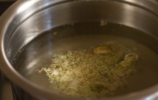 1. Этап. Чай с молоком и имбирем: 2. В кастрюлю влейте воду и поставьте на огонь. Добавьте измельченный кардамон и имбирь. Доведите до кипения.