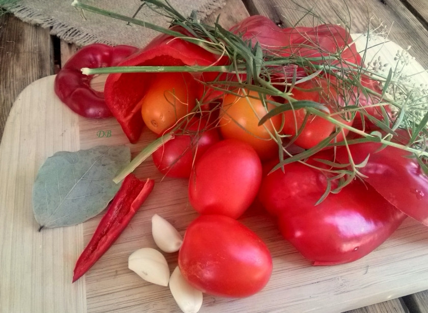 1. Этап. Чапра донская: Подготовьте овощи, вымойте их, чеснок очистите, перец разрежьте пополам, удалите семена и плодоножки.