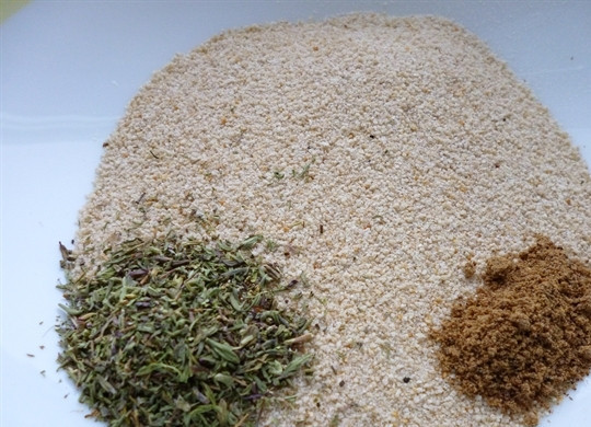 1. Этап. Цветная капуста в яйце и сухарях: Пока наша капуста готовиться на плите, нам необходимо смешать в отдельной тарелке панировочные сухари, мускатный орех и тимьян.