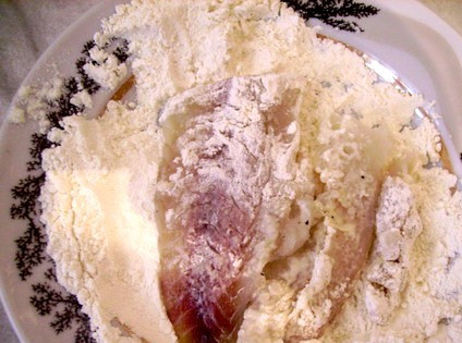 1. Этап. Бризоль из рыбы: В отдельную тарелку насыпаем муку и обваливаем в ней первый кусочек филе.