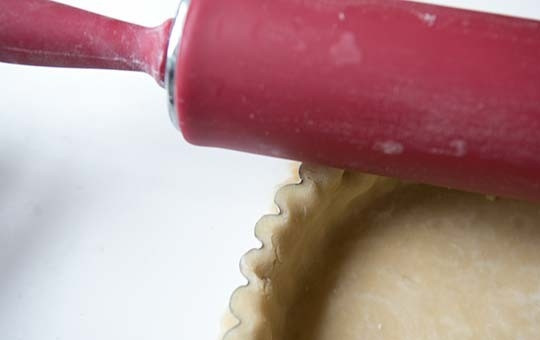 1. Этап. Заливной пирог с лососем: 5. С помощью скалки удалите остатки теста, что свисает с бортиков и снова отправьте тесто в форме на полчаса в морозильную камеру.