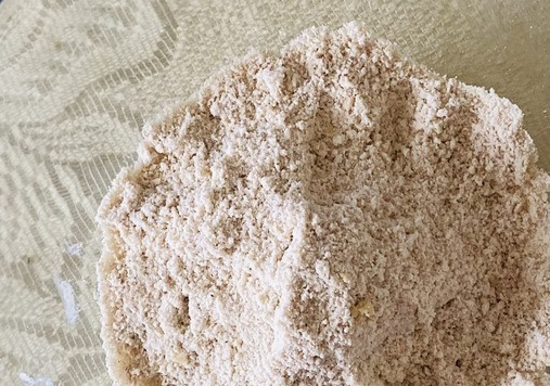 1. Этап. Сконы из цельнозерновой муки со сливой: Перетереть в крошку