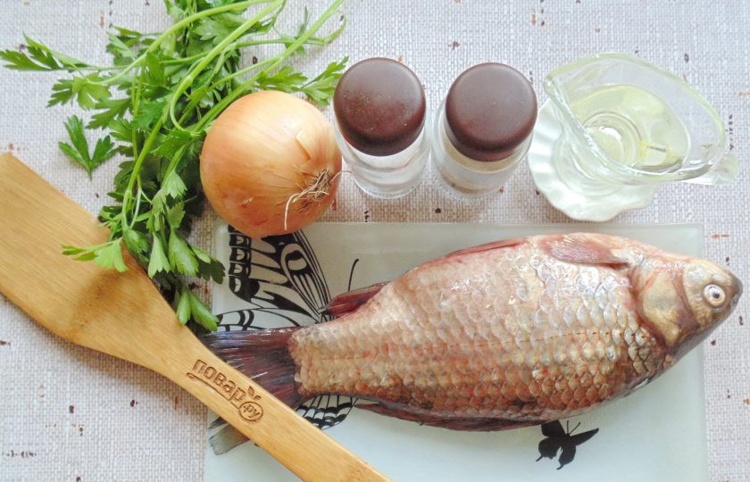 1. Этап. Карась в духовке на луковой подушке: Подготовьте ингредиенты для приготовления карася на луковой подушке.