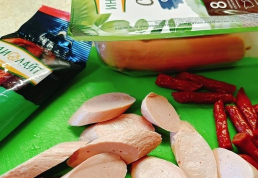 1. Этап. Утопенцы или маринованные сосиски с овощами: Сосиски нарезать как вам нравится - пятачками, брусочками, соломкой.