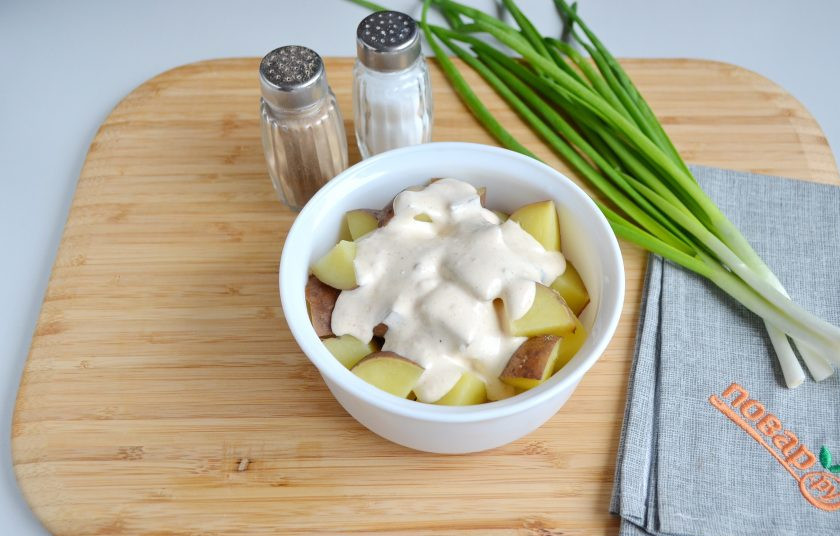 1. Этап. Картофельный салат Баффало: 5. Теплый картофель полейте заправкой.