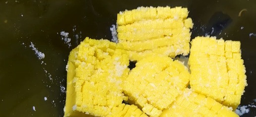 1. Этап. Картофельные Ёжики: Положите картофель в миску, добавьте соль, тщательно натрите солью все уголки. Оставьте на 15 минут. Вылейте образовавшуюся жидкость. Промойте картофель несколько раз, удаляя излишки соли, просушите бумажными полотенцами. Теперь картофелины стали гибкими и вы можете их раскрыть, чтобы придать форму 