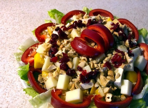 1. Этап. Салат Экзотический цветок: 13. Крошим ножом орехи и посыпаем салат. 14. Поливаем салат 