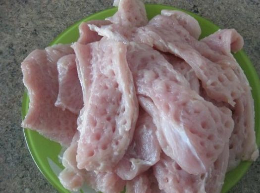 1. Этап. Мясо, жаренное в кляре: Отбиваем каждый кусочек мяса.