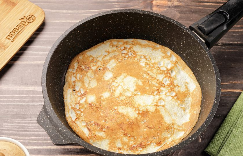 1. Этап. Блины на кефире с сыром: Жарьте блины с двух сторон до золотистого цвета.