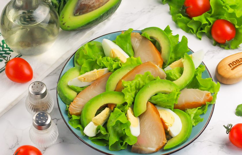 1. Этап. Салат с копченой треской и авокадо: Разрежьте авокадо пополам, удалите кожуру и косточку. Нарежьте ломтиками и добавьте к остальным ингредиентам в хаотичном порядке.