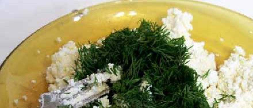 1. Этап. Лаваш с творогом: 3. Для пластичности массы добавьте в нее немного сметаны. Я брала густую сметану – она для этого блюда подойдет лучше всего. В самую последнюю очередь добавьте нарезанную зелень.