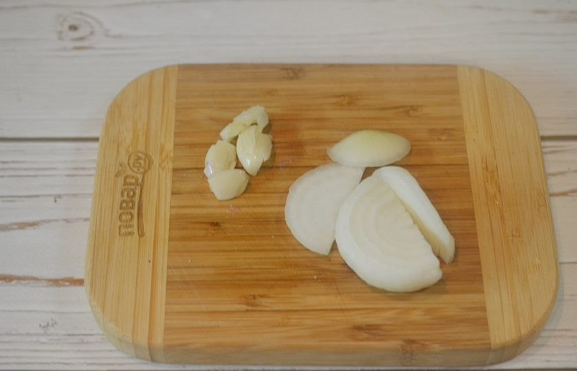 1. Этап. Чанахи по-днепропетровски: 5. Лук нарежьте полукольцами, чеснок разомните ножом.