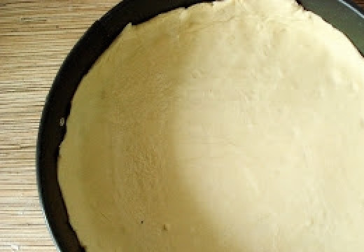 1. Этап. Луковый пирог: Раскатываем примерно 2/3 теста и укладываем в форму. Обязательно сделайте бортики.