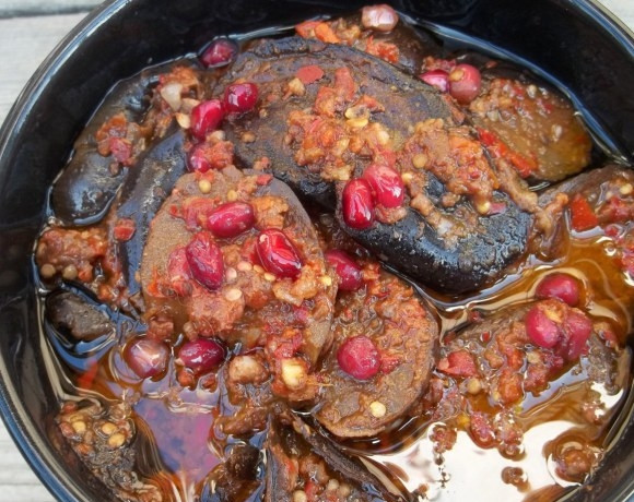 1. Этап. Баклажаны с гранатом: И добавьте растительное масло к баклажанам в соусе. Баклажаны с гранатом должны настояться в течении 4 часов.