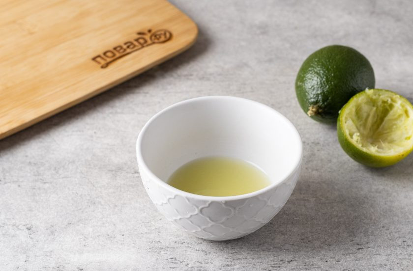 1. Этап. Имбирно-лаймовый лимонад на основе зеленого чая: Из лайма выжмите сок.