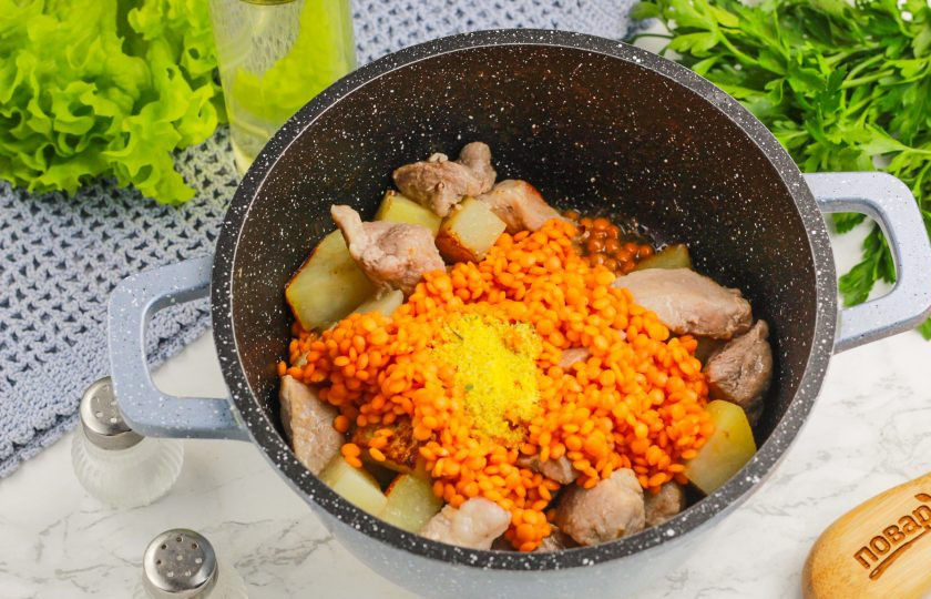1. Этап. Чечевица с картошкой и мясом: Несколько раз промойте чечевицу в воде и всыпьте в емкость. Добавьте приправу или посолите, поперчите.