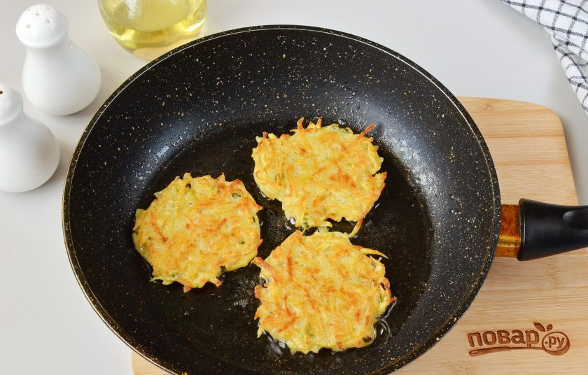 1. Этап. Вкусные картофельные драники: Переверните лопаткой и обжарьте с другой стороны.