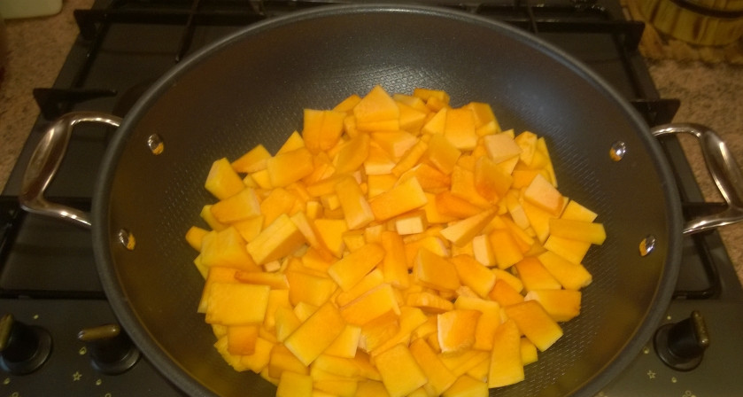 1. Этап. Тыква, жаренная с луком: 5. Тыкву порежьте произвольно, небольшими кусочками.