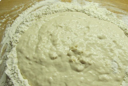 1. Этап. Багет в духовке: 3. Понемногу домешиваем муку к опаре с дрожжами.