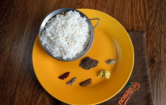 1. Этап. Масала бхат (пряный рис): Подготовьте необходимые ингредиенты. Рис нужно заранее промыть в нескольких водах до прозрачности, а потом залить холодной водой на 15 минут. Откиньте на сито.