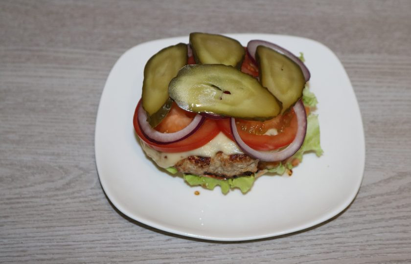 1. Этап. Сочный бургер: Сверху выложите колечки помидор и огурца.