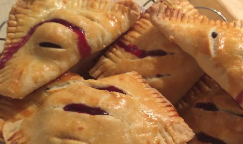 1. Этап. Слоеные пирожки с вишней на пиве: 4. Сверху сделайте отверстия, чтобы тесто не полопалось при выпекании. Выпекайте в разогретой до 180 градусов духовке 30-40 минут. Приятного аппетита!