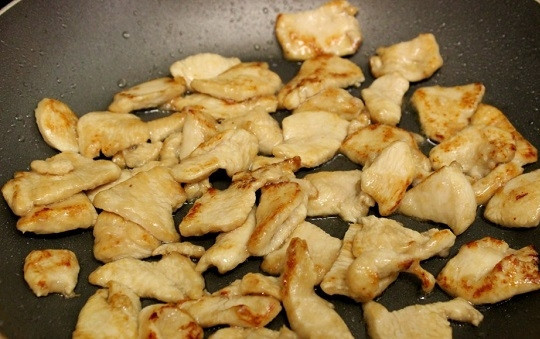 1. Этап. Куриное филе с овощами: 7. Выложите на сковороду с разогретым маслом и обжарьте на среднем огне до румяности.