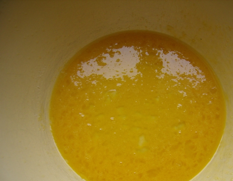 1. Этап. Тесто для сосисок в тесте: Яйца перетрите с сахаром и солью.