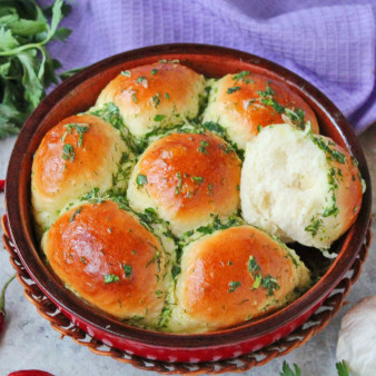 Чесночные булочки в духовке из дрожжевого теста