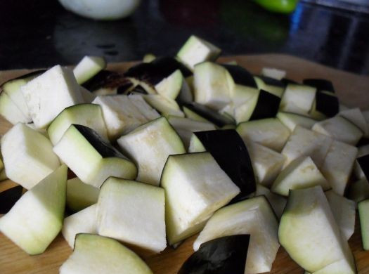 1. Этап. Рагу с мясом и овощами: Баклажан нарезаем на кубики. Можно их затем посолить, чтобы они дали сок и выпустили горечь. Затем промыть.