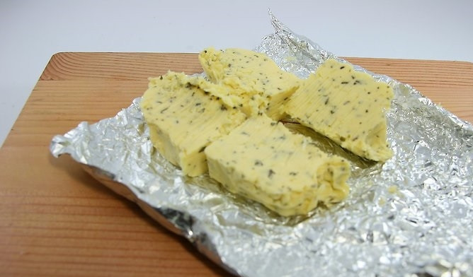 1. Этап. Курица с лимонным маслом: 4. Замороженное масло разрежьте на 4 части.