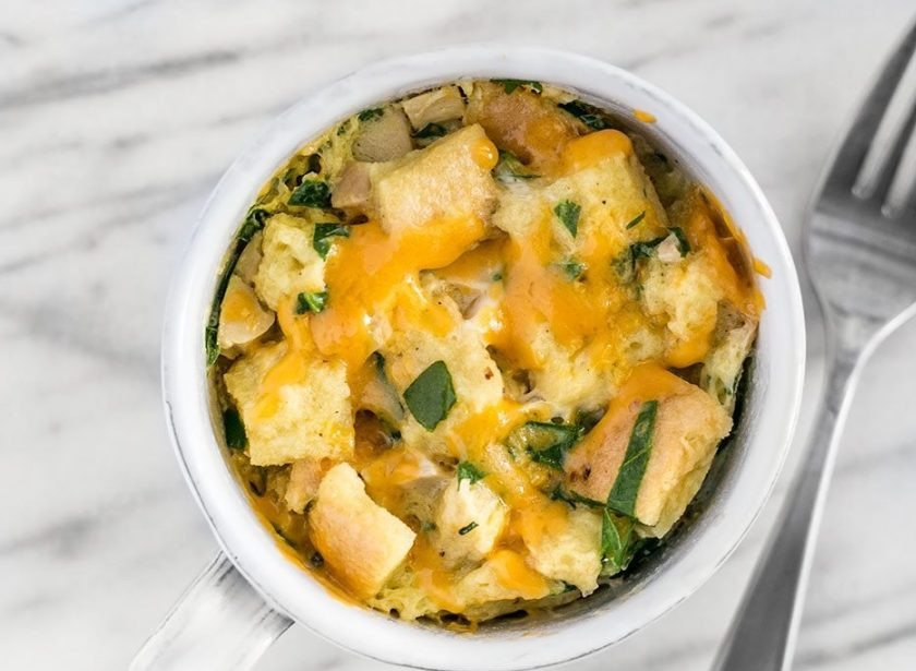 1. Этап. Завтрак в чашке за 5 минут: 5. Поставьте чашку в микроволновую печь и готовьте на максимальной мощности около 90 секунд.