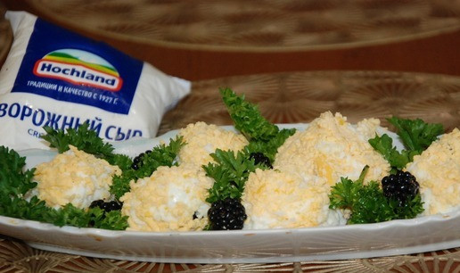 1. Этап. Сырные шарики Пикантные: Украшаем оставшимися ягодами и зеленью.