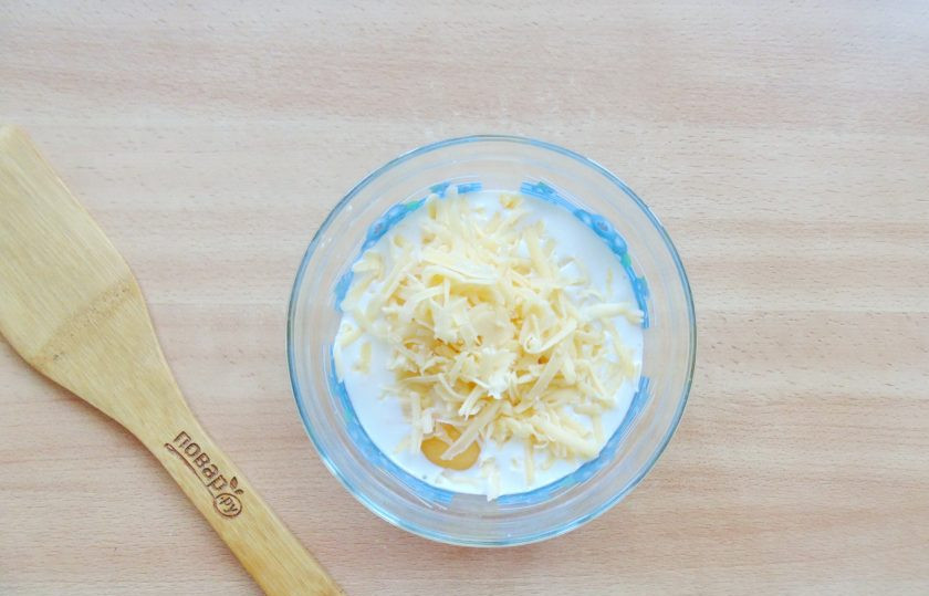 1. Этап. Лотарингский киш: Добавьте тертый сыр и перемешайте все ингредиенты.