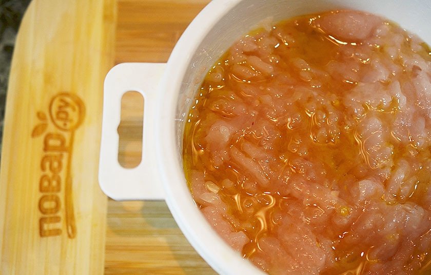 1. Этап. Чевапчичи (черногорские мясные колбаски): 2. Залейте сверху фарш оливковым маслом, чтобы оно покрыло всю его поверхность. Уберите в холодильник на ночь.