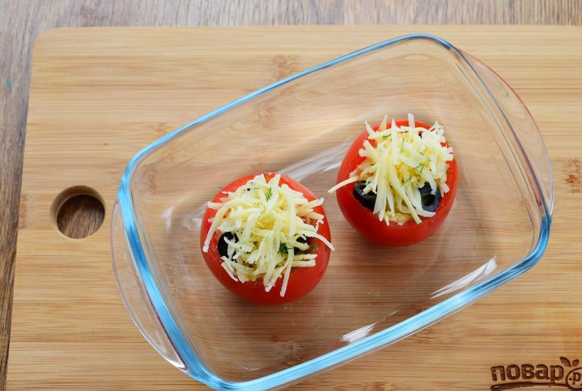 1. Этап. Фаршированные томаты: Разложите сыр с укропом и маслины по томатным 