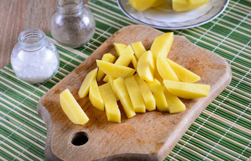 1. Этап. Жареная картошка с ветчиной: Нарежьте картошку средними по толщине брусочками.